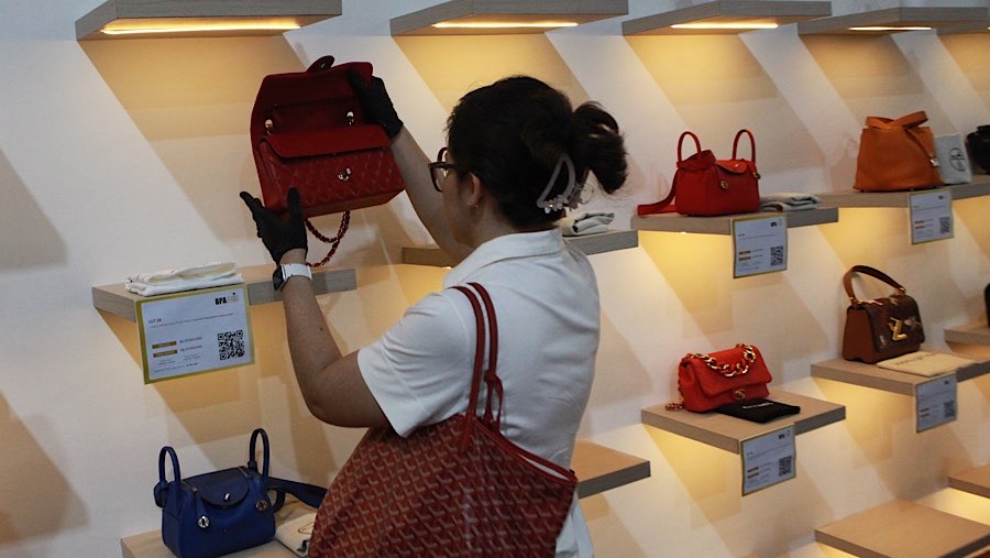 Pengunjung mengamati tas yang dilelang pada acara BPA Fair 2026 di kantor BPA Kejaksaan RI, Rabu (20/5/2026) (Bloomberg Technoz/Andrean K)