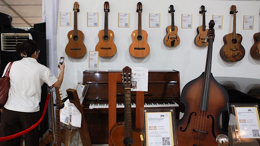 Pengunjung mengamati alat musik yang dilelang pada acara BPA Fair 2026 di kantor BPA Kejaksaan RI, Rabu (20/5/2026) (Bloomberg Technoz/Andrean K)