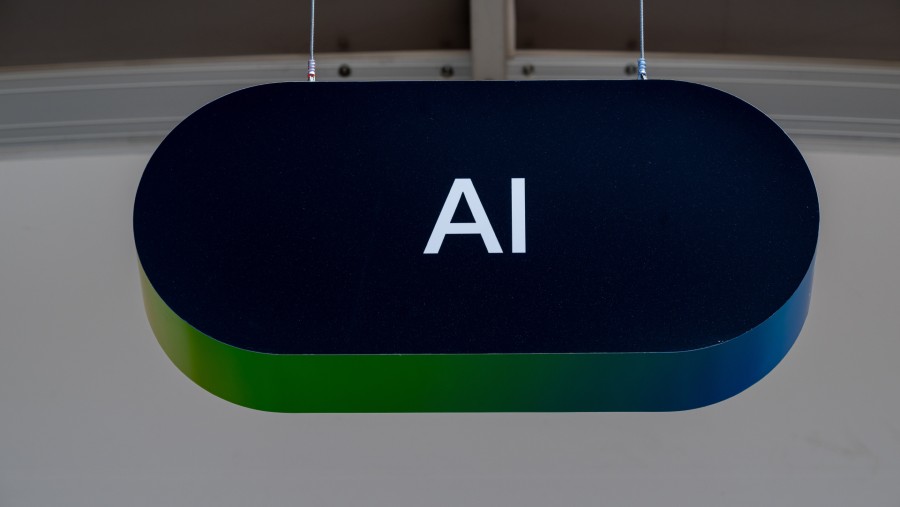 Papan iklan bertuliskan AI di Konferensi Pengembang Google I/O di Mountain View, California, AS. dok: David Paul Morris/Bloomberg