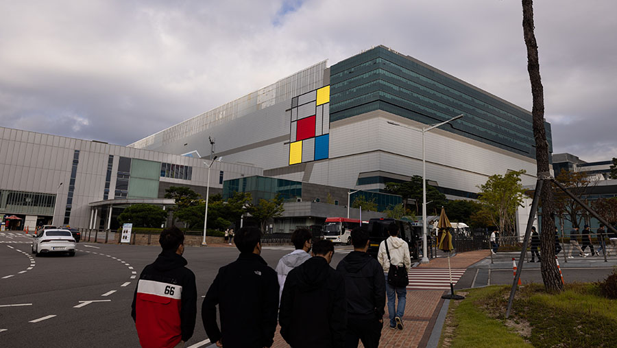Samsung Mencapai Kesepakatan di Menit-Menit Terakhir dengan Serikat Pekerja untuk Menghindari Mogok Kerja (Bloomberg)
