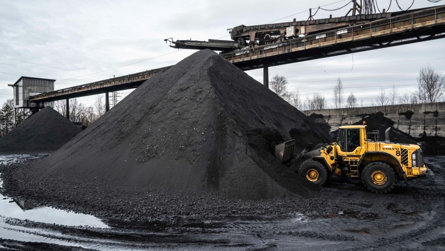 A bulldozer moves black coal./Bloomberg-Milan Jaros