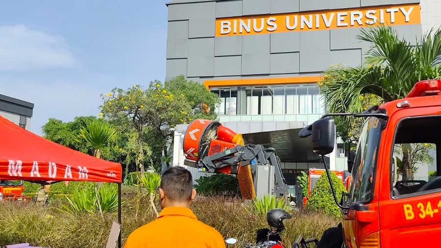 BPBD DKI Jakarta padamkan kebakaran yang terjadi di Kampus Anggrek Universitas Binus. (Dok BPBD DKI Jakarta)