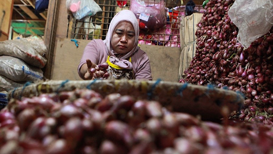 Kenaikan harga bawang merah mulai dirasakan para pedagang dalam beberapa hari terakhir. (Bloomberg Technoz/Andrean Kristianto)