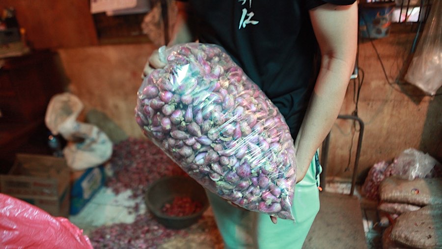 Perbedaan harga tersebut dikarenakan kualitas barang merah yang dijual. (Bloomberg Technoz/Andrean Kristianto)