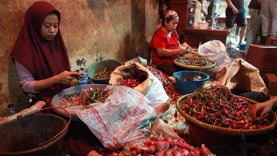 Menurut pedagang, keterlambatan dan minimnya kiriman menjadi penyebab utama kenaikan harga tersebut. (Bloomberg Technoz/Andrean Kristianto)