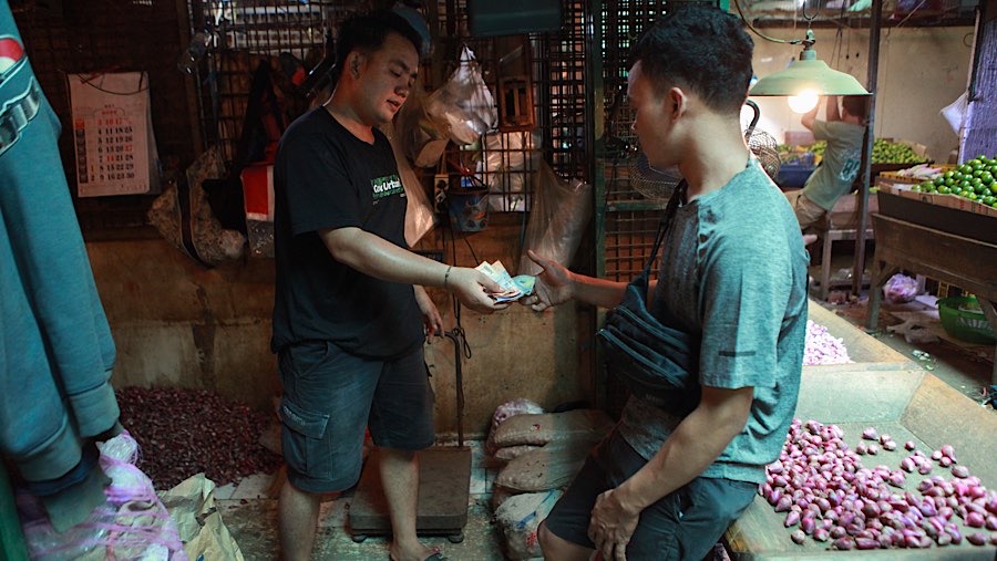 Kenaikan harga tersebut berdampak pada penjualan bawang merah. (Bloomberg Technoz/Andrean Kristianto)