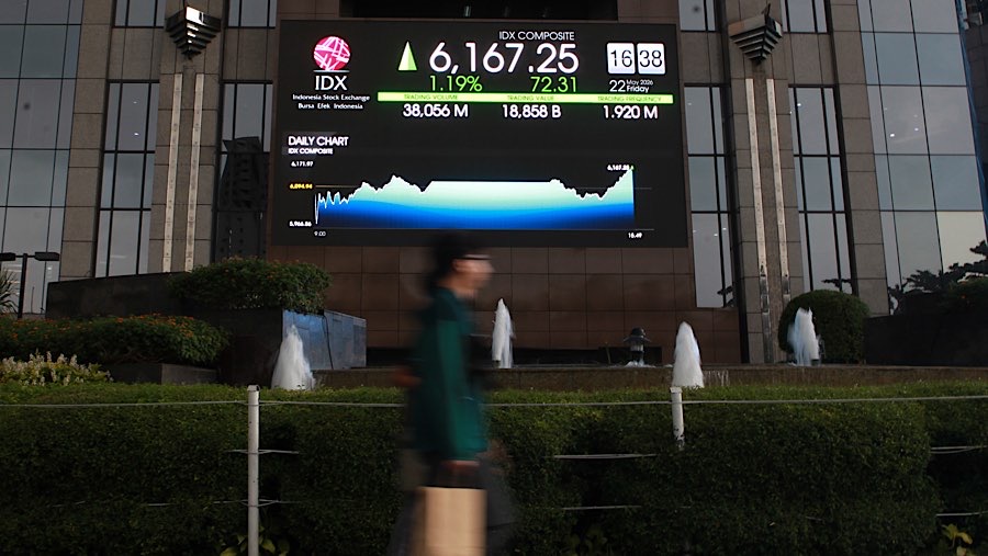 Karyawan di depan layar pergerakan harga saham (IHSG) di Bursa Efek Indonesia (BEI), Jumat (22/6/2026). (Bloomberg Technoz/Andrean Kristianto)