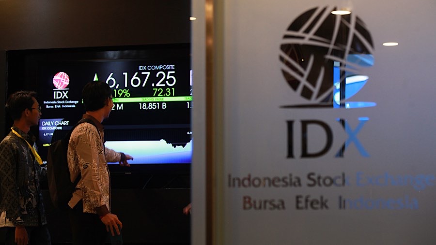 Karyawan di depan layar pergerakan harga saham (IHSG) di Bursa Efek Indonesia (BEI), Jumat (22/6/2026). (Bloomberg Technoz/Andrean Kristianto)
