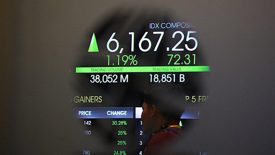 Karyawan di depan layar pergerakan harga saham (IHSG) di Bursa Efek Indonesia (BEI), Jumat (22/6/2026). (Bloomberg Technoz/Andrean Kristianto)