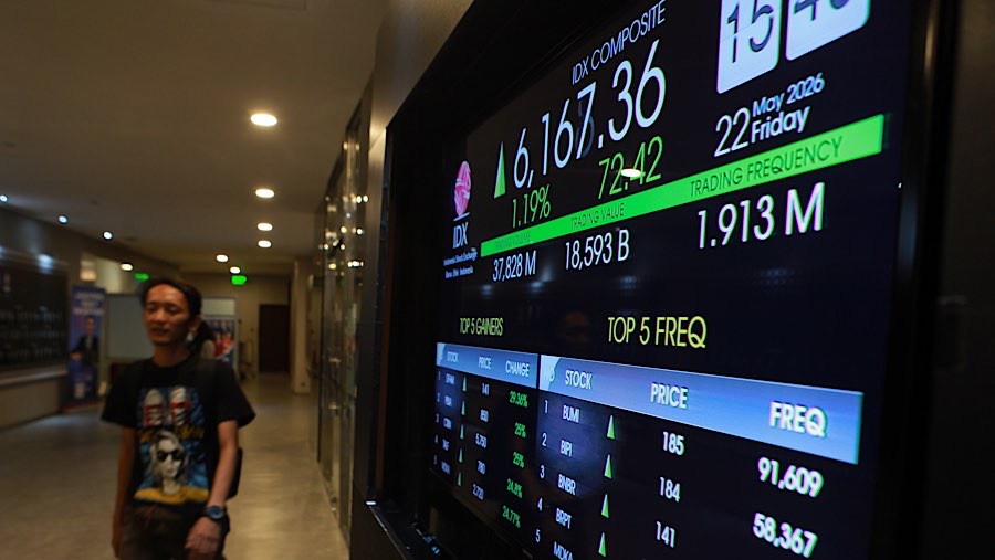 Karyawan di depan layar pergerakan harga saham (IHSG) di Bursa Efek Indonesia (BEI), Jumat (22/6/2026). (Bloomberg Technoz/Andrean Kristianto)