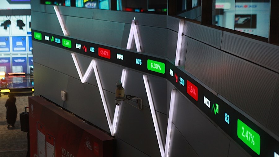 Karyawan di depan layar pergerakan harga saham (IHSG) di Bursa Efek Indonesia (BEI), Jumat (22/6/2026). (Bloomberg Technoz/Andrean Kristianto)