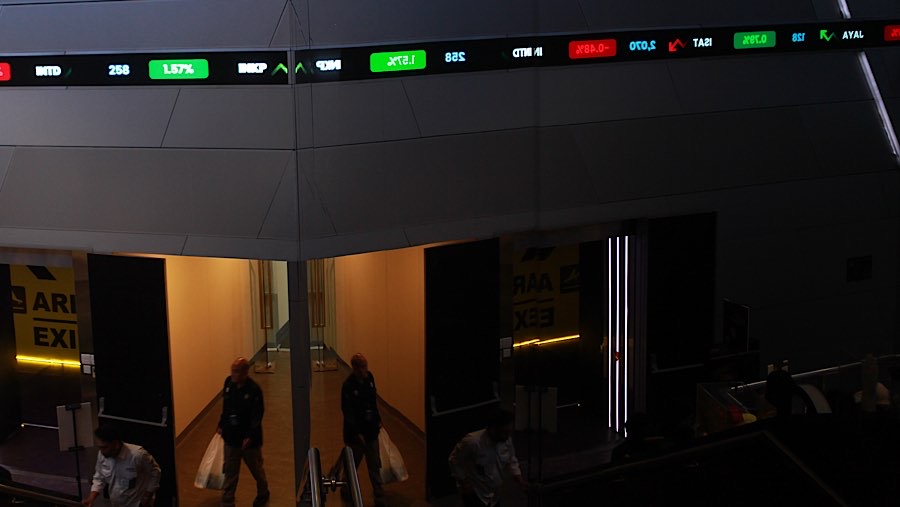 Karyawan di depan layar pergerakan harga saham (IHSG) di Bursa Efek Indonesia (BEI), Jumat (22/6/2026). (Bloomberg Technoz/Andrean Kristianto)