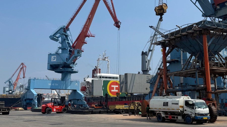 Aktivitas di Pelabuhan Tanjung Priok, Jakarta Utara. (Bloomberg Technoz/Sultan Ibnu)