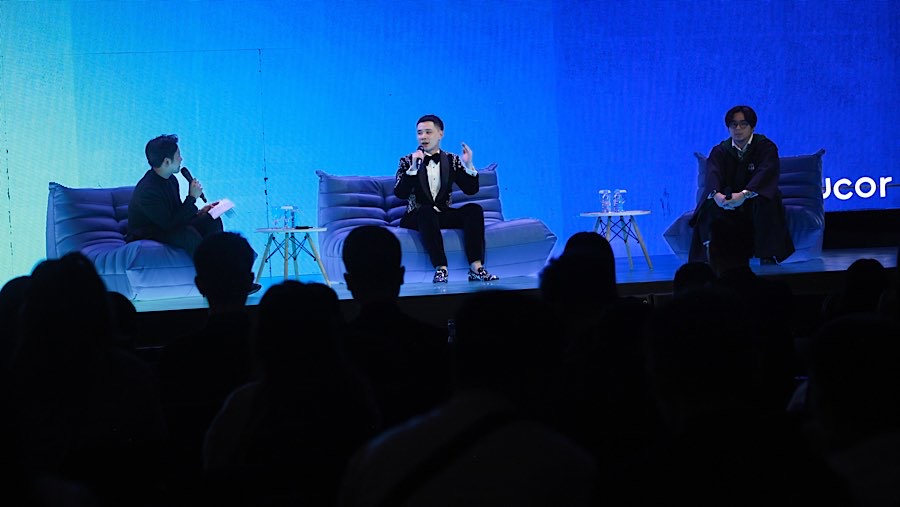 Kreator konten, Jess No Limit (tengah) dan CEO Saham Rakyat Kevin Hendrawan (kanan) Saat Stock Idea Festival di Jakarta, Sabtu (23/5/2026).