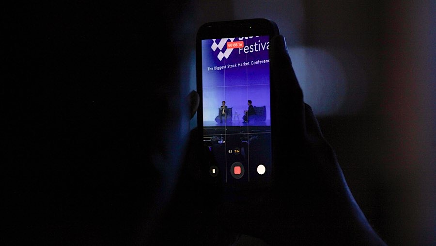 Peserta memfoto Investor sekaligus pendiri Stockwise Andry Hakim Saat Stock Idea Festival di Jakarta, Sabtu (23/5/2026). (Bloomberg Technoz/Andrean Kr