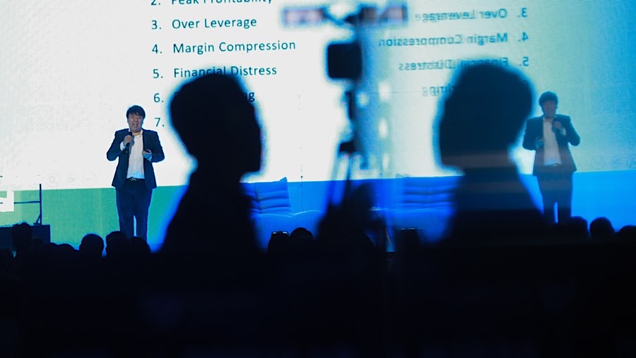 Pendiri Warga88 Stock Community Bernad Mahardika Sandjojo atau Bernad 88 Saat Stock Idea Festival di Jakarta, Sabtu (23/5/2026). (Bloomberg Technoz)