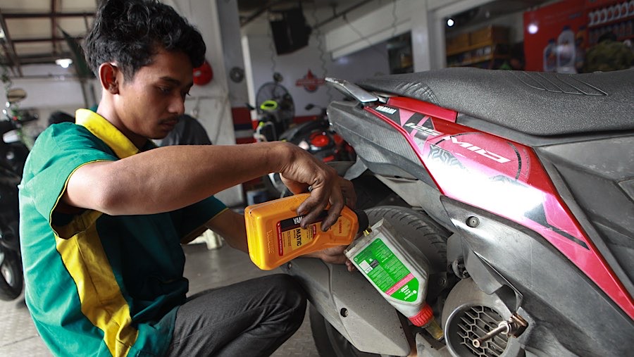 Menurut salah satu pekerja bengkel di Pasar Minggu, Jakarta Selatan, kenaikan harga oli berkisar 20%. (Bloomberg Technoz/Andrean Kristianto)