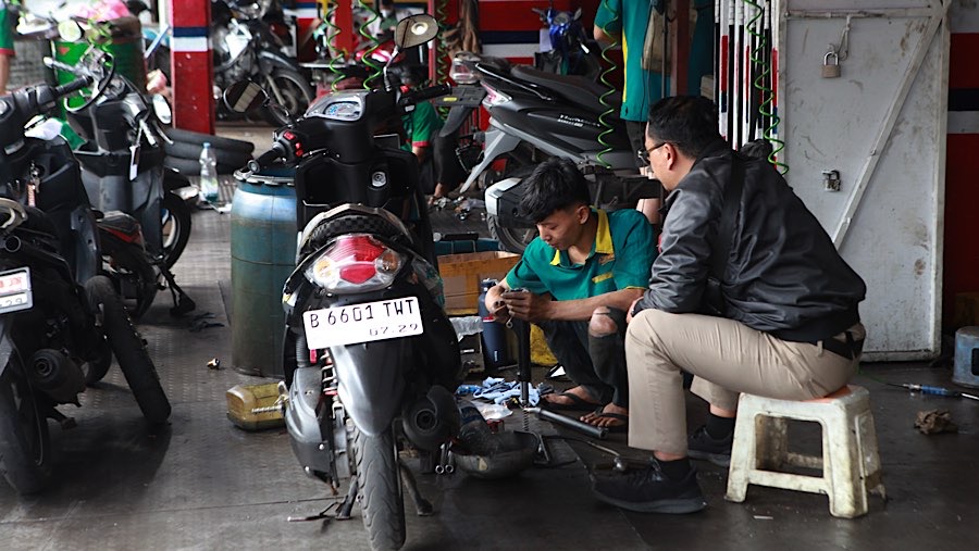 Kenaikan harga suku cadang dan oli mulai dirasakan sejumlah bengkel. (Bloomberg Technoz/Andrean Kristianto)