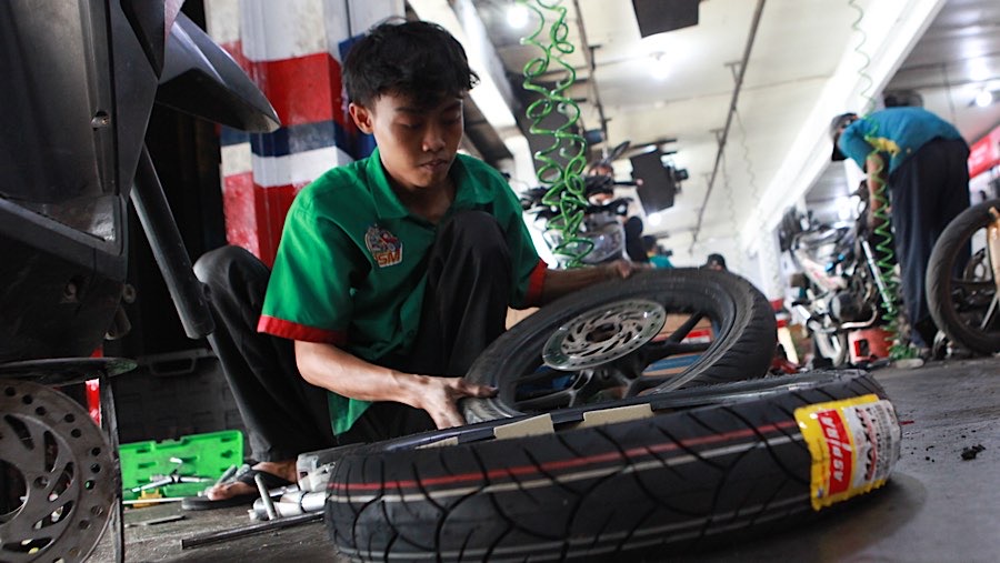 Ia mencontohkan harga ban meningkat dari Rp244.000 menjadi Rp256.000. (Bloomberg Technoz/Andrean Kristianto)