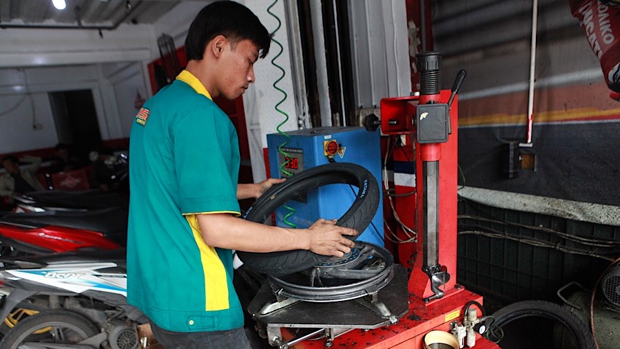 Sedangkan kenaikan harga ban berkisar 10% hingga 20%. (Bloomberg Technoz/Andrean Kristianto)