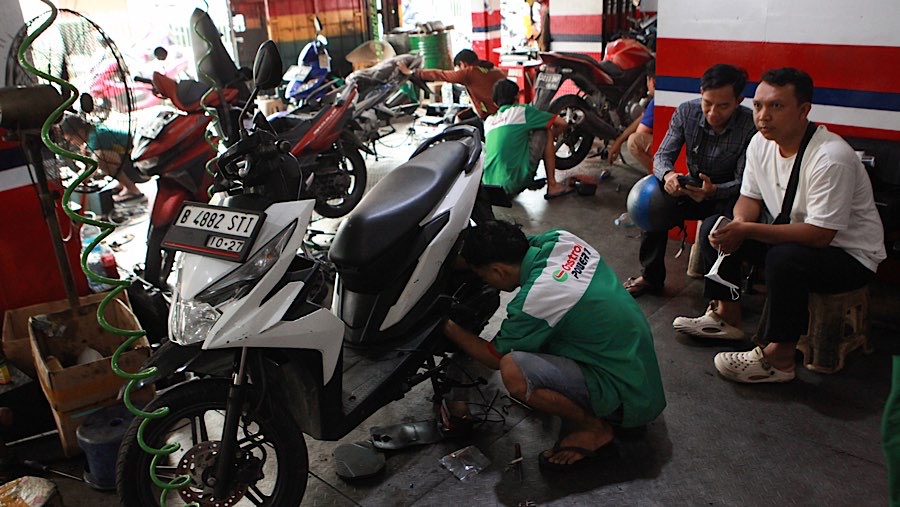 Meskipun ada kenaikan harga suku cadang, pihak bengkel belum menaikkan harga layanan jasa kepada konsumen. (Bloomberg Technoz/Andrean Kristianto)