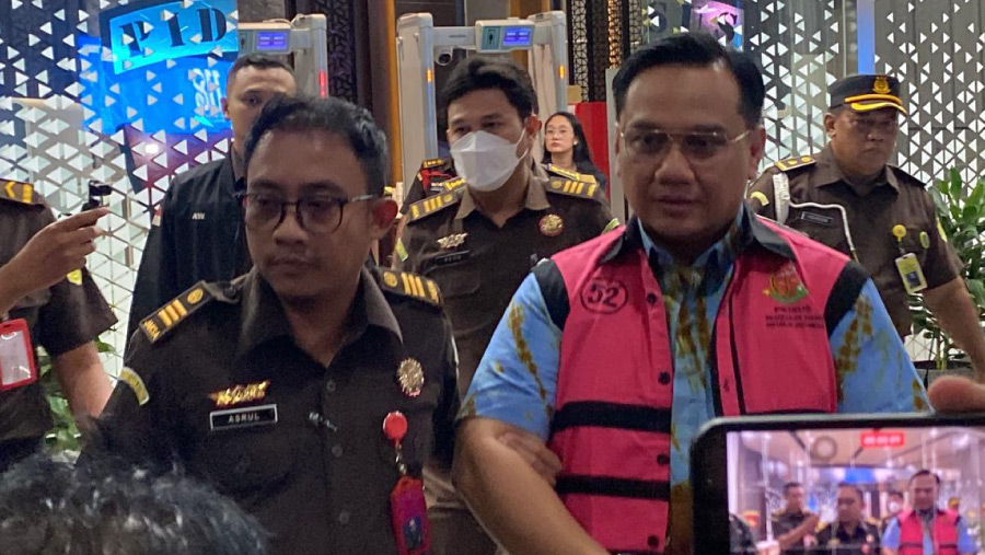 Kejaksaan menahan anggota Ombudsman 2021-2026 Yeka Hendra Fatika di kasus Suap Perusahaan CPO. (Dovana Hasiana/Bloomberg Technoz)
