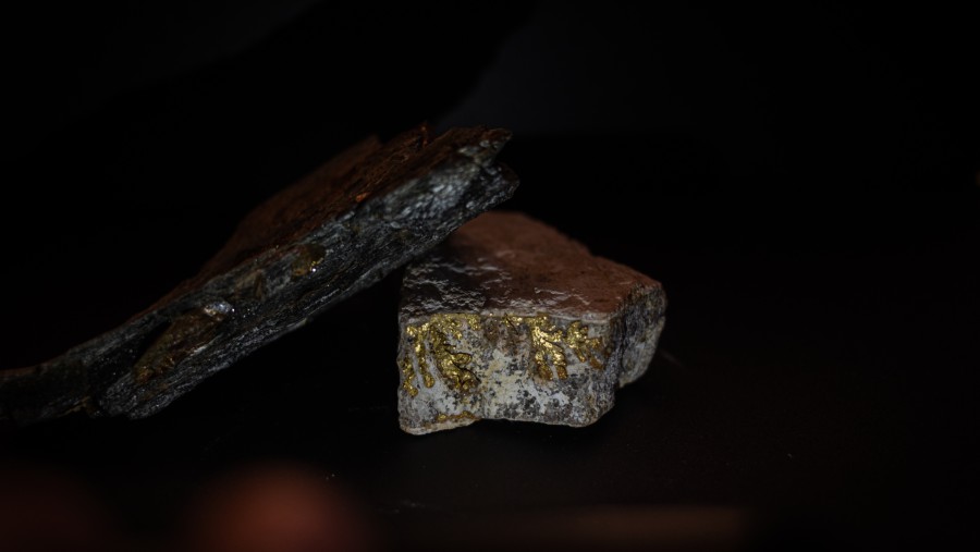 Batu yang mengandung emas. (Fotografer: Arthur Menescal/Bloomberg)