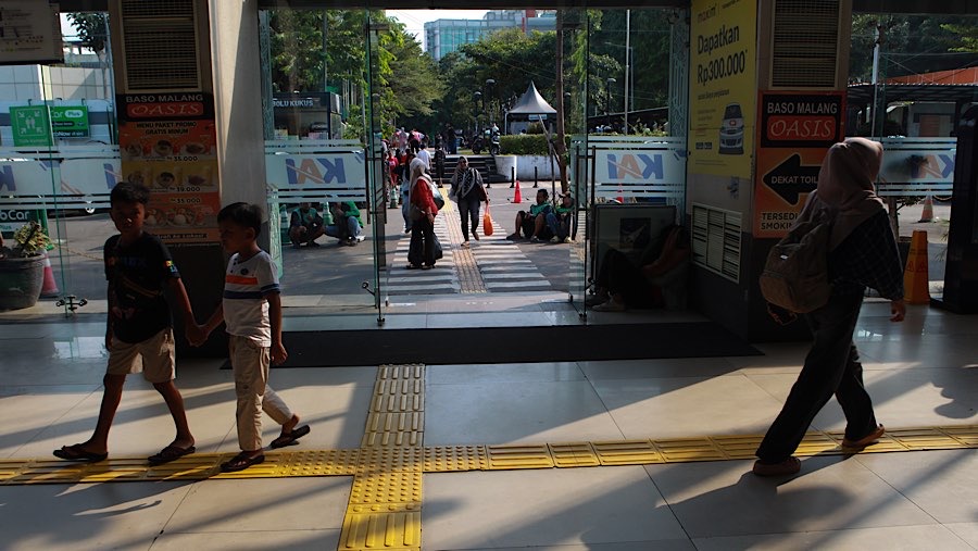 Calon penumpang berada di Stasiun Pasar Senen, Jakarta, Selasa (26/5/2026). (Bloomberg Technoz/Andrean Kristianto)