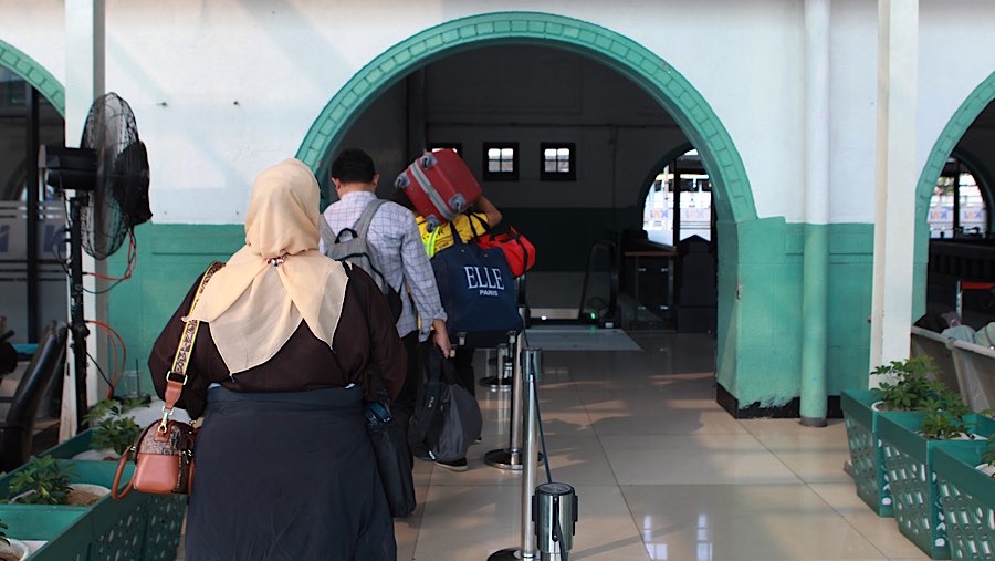 Calon penumpang antre memasuki peron keberangkatan di Stasiun Pasar Senen, Jakarta, Selasa (26/5/2026). (Bloomberg Technoz/Andrean Kristianto)