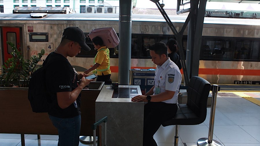 Calon penumpang berjalan menuju gerbong kereta api jarak jauh di Stasiun Pasar Senen, Selasa (26/5/2026). (Bloomberg Technoz/Andrean Kristianto)