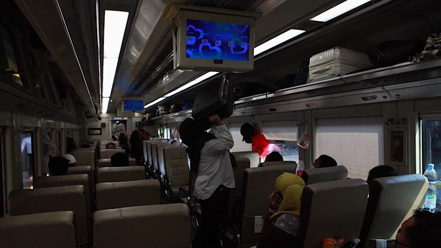 Calon penumpang berada di dalam gerbong kereta api jarak jauh di Stasiun Pasar Senen, Selasa (26/5/2026). (Bloomberg Technoz/Andrean Kristianto)