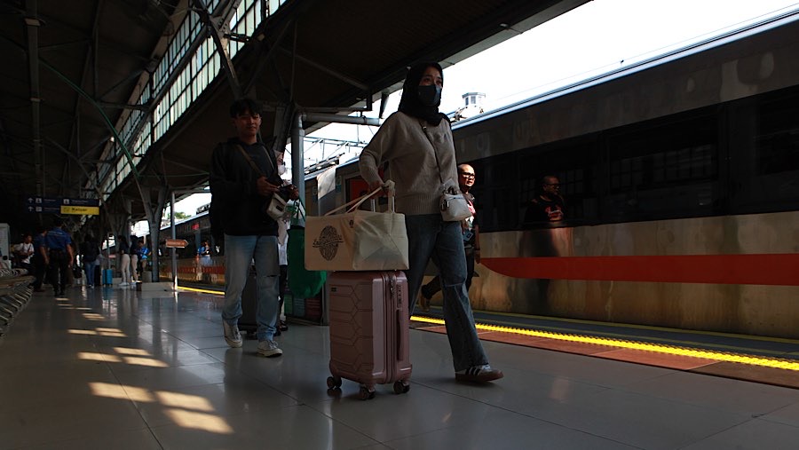 Calon penumpang berada di dalam gerbong kereta api jarak jauh di Stasiun Pasar Senen, Selasa (26/5/2026). (Bloomberg Technoz/Andrean Kristianto)