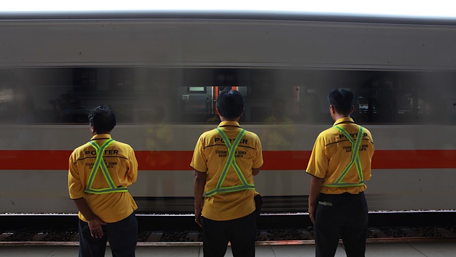 Calon penumpang berada di dalam gerbong kereta api jarak jauh di Stasiun Pasar Senen, Selasa (26/5/2026). (Bloomberg Technoz/Andrean Kristianto)
