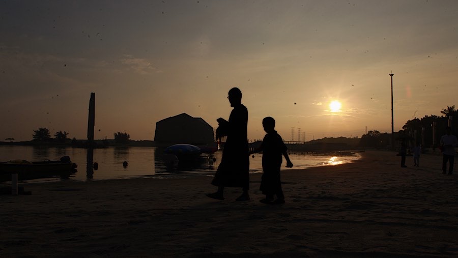 Umat Islam bersiap melaksanakan salat Iduladha di Pantai Lagoon, Taman Impian Jaya Ancol, Jakarta, Rabu (27/5/2026). (Bloomberg Technoz/Andrean K)