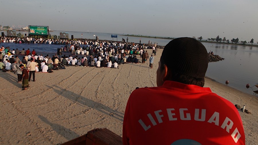 Suasana pagi di Pantai Lagoon, Taman Impian Jaya Ancol, Jakarta Utara, dipenuhi jemaah yang datang untuk melaksanakan salat Iduladha.