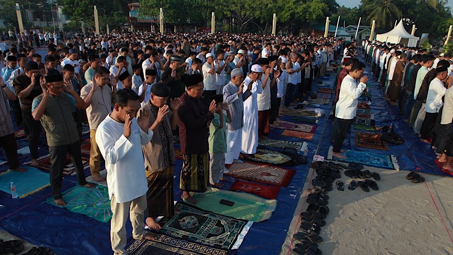 Umat Islam melaksanakan salat Iduladha di Pantai Lagoon, Taman Impian Jaya Ancol, Jakarta, Rabu (27/5/2026). (Bloomberg Technoz/Andrean Kristianto)