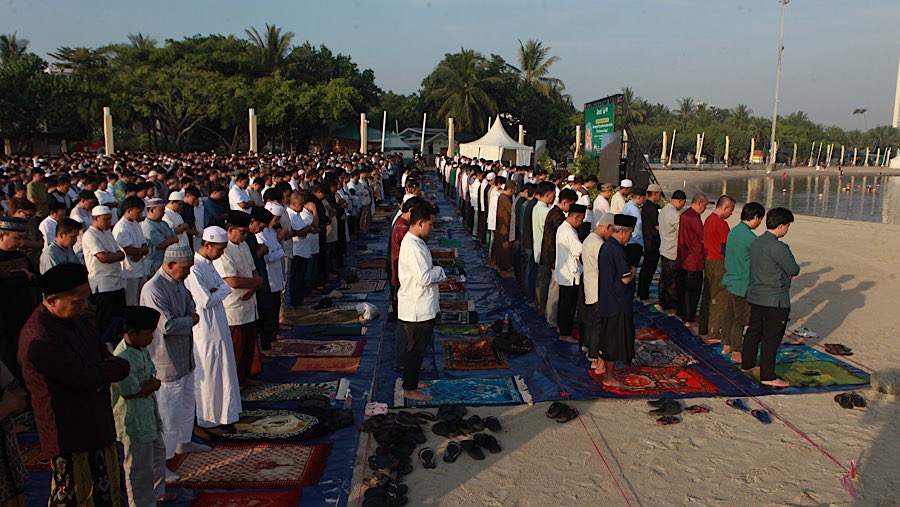 Tepat pukul 07.00 WIB, salat Iduladha dimulai dan berlangsung khidmat di tengah suasana pagi yang tenang. (Bloomberg Technoz/Andrean Kristianto)