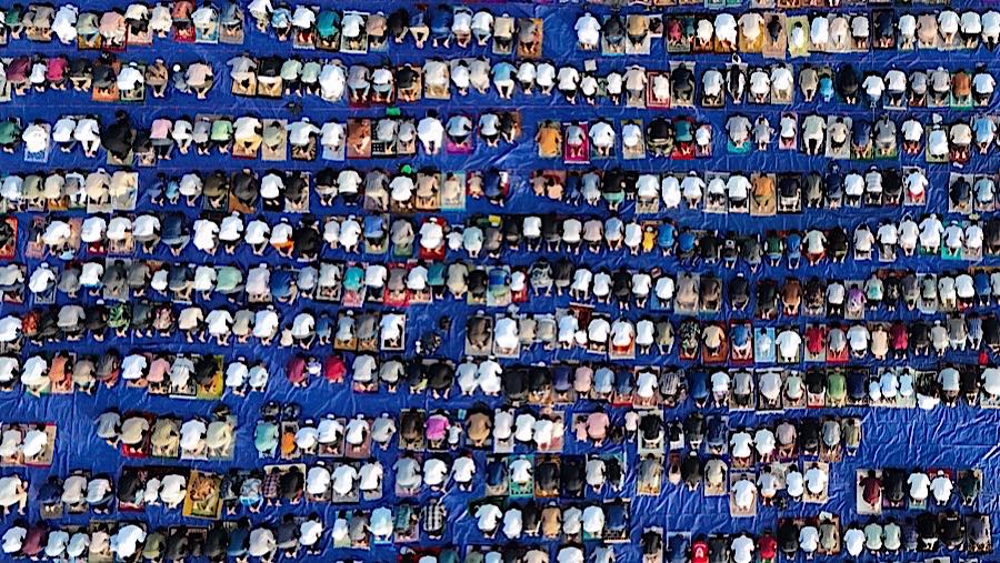 Petugas di lokasi turut membantu mengatur saf jemaah agar pelaksanaan salat berlangsung tertib dan nyaman. (Bloomberg Technoz/Andrean Kristianto)