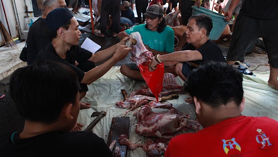 Daging kurban didistribusikan kepada masyarakat yang membutuhkan. (Bloomberg Technoz/Andrean Kristianto)