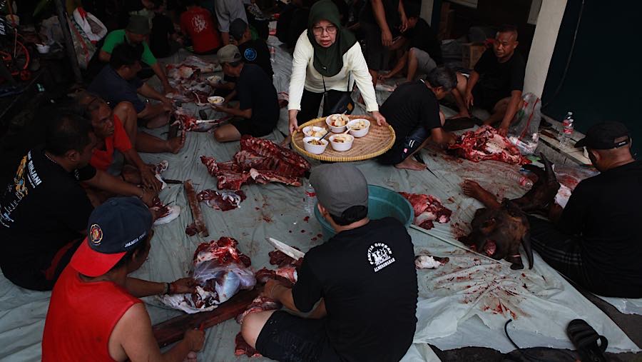Penyaluran ini bertujuan agar manfaat ibadah kurban dirasakan secara luas, terutama oleh fakir miskin. (Bloomberg Technoz/Andrean Kristianto)