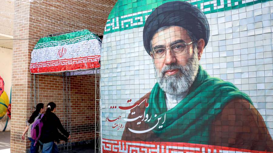 Dinding berlukiskan wajah Mojtaba Khamenei. dok: Bloomberg