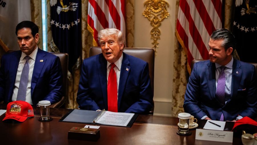 Donald Trump usai rapat kabinet di Gedung Putih pada hari Rabu. dok: Bloomberg