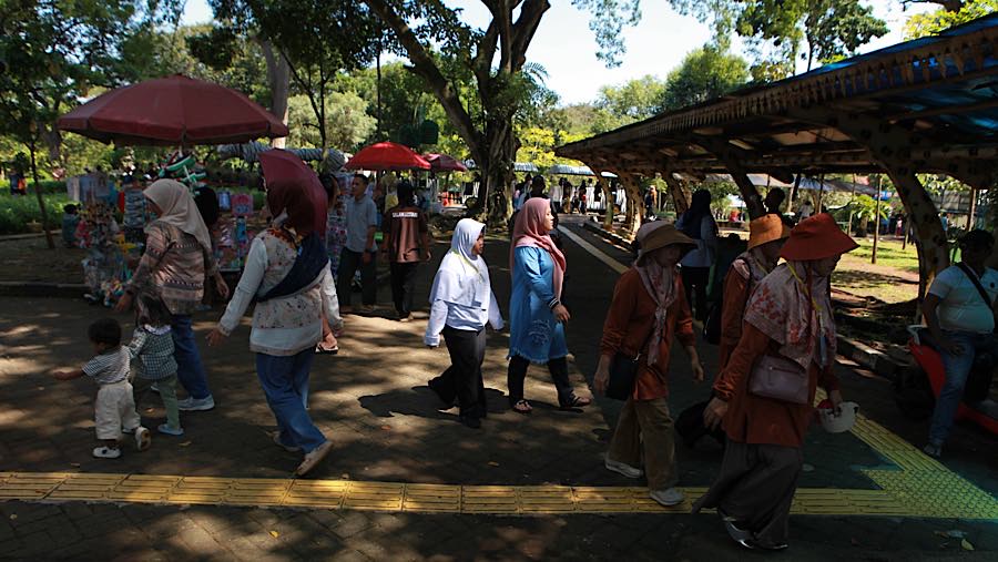 Pengunjung berwisata di Taman Margasatwa Ragunan, Jakarta, Kamis (28/5/2026). (Bloomberg Technoz/Andrean Kristianto)