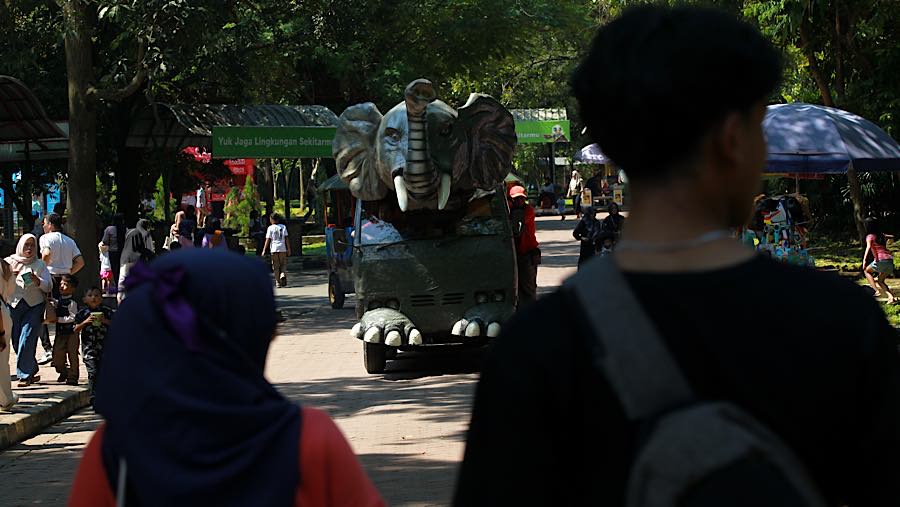 Pengunjung berwisata di Taman Margasatwa Ragunan, Jakarta, Kamis (28/5/2026). (Bloomberg Technoz/Andrean Kristianto)