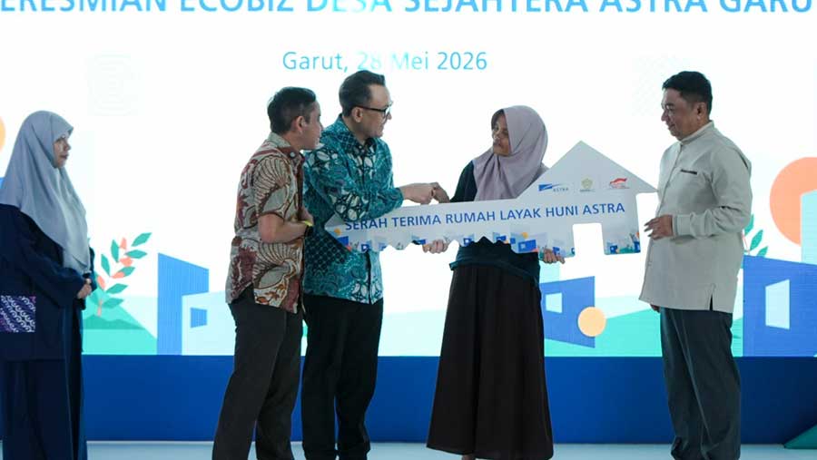 Simbolisasi serah terima kunci Rumah Layak Huni (RLH) kepada salah satu penerima manfaat di Desa Sejahtera Astra Garut (Dok. Astra)