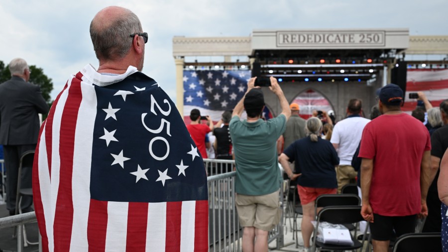 Para hadirin berdiri untuk menyanyikan Lagu Kebangsaan AS selama Perayaan Doa, Pujian & Syukur Nasional di National Mall pada 17 Mei./Bloomberg