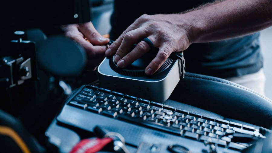 Tyler Cadwell dengan Mac mini miliknya saat bepergian.Fotografer: Caitlin O'Hara untuk Bloomberg Businessweek