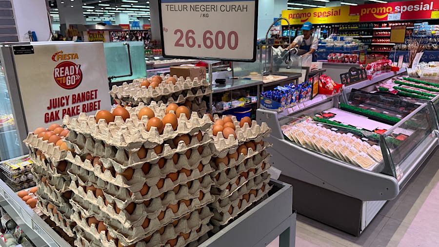 Pengunjung berbelanja di salah satu supermarket di Jakarta Selatan, Senin (1/6/2026). (Bloomberg Technoz/Andrean Kristianto)