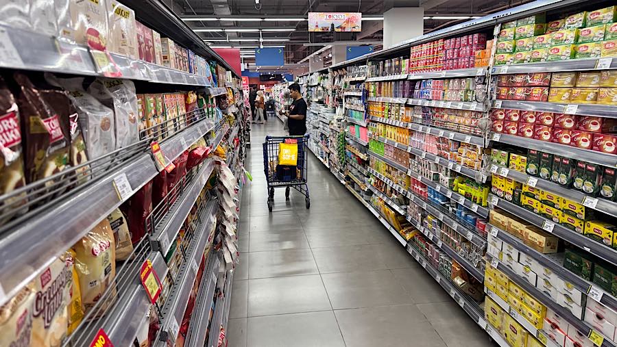 Pengunjung berbelanja di salah satu supermarket di Jakarta Selatan, Senin (1/6/2026). (Bloomberg Technoz/Andrean Kristianto)