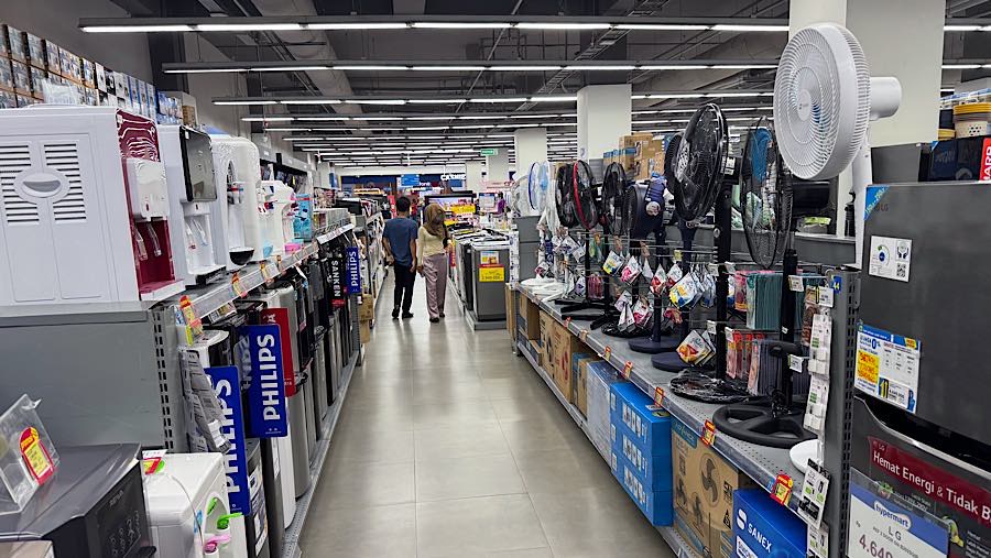 Pengunjung melihat produk elektronik di salah satu supermarket di Jakarta Selatan, Senin (1/6/2026). (Bloomberg Technoz/Andrean Kristianto)